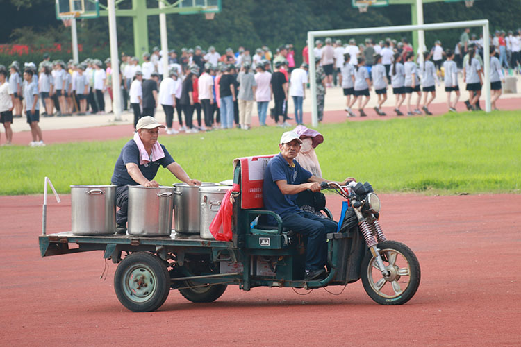 圖片1：送水師傅送水.JPG