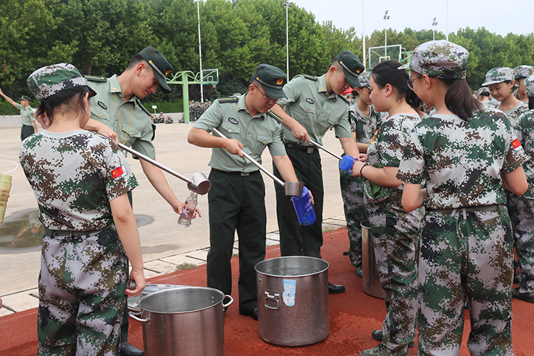 圖片7：教官幫學(xué)生打水.JPG