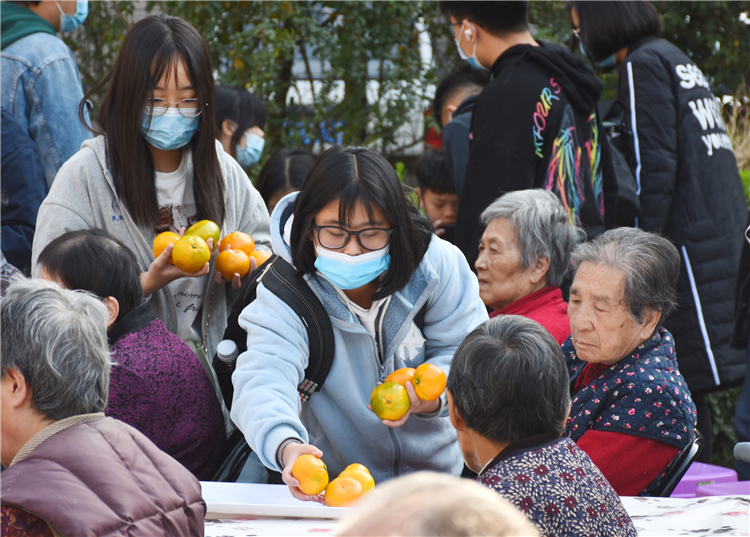 給老人們分發(fā)水果.jpg