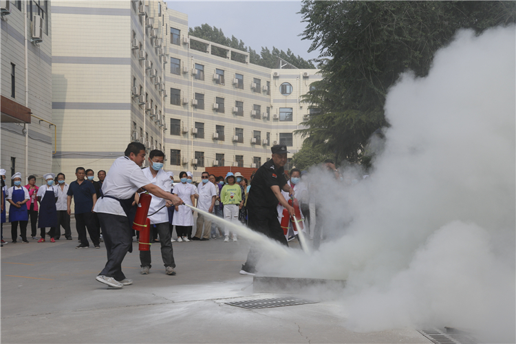 消防重點崗位員工進(jìn)行消防器材滅火實操2.JPG