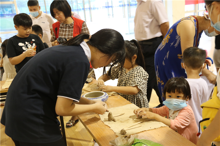 體驗(yàn)陶藝樂(lè)趣.JPG