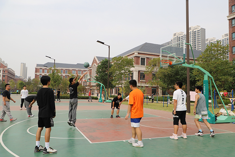 圖片2：籃球場上揮汗如雨.JPG