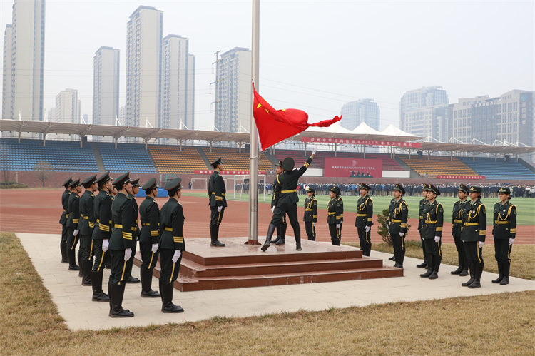 圖片2 紅梅街校區(qū)國(guó)旗護(hù)衛(wèi)隊(duì)負(fù)責(zé)出旗、升旗.jpg