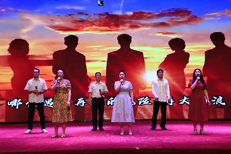 圖片10九年級教師代表演唱歌曲《奔跑》.JPG