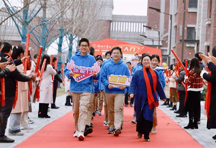 圖二：高三學(xué)子跨過(guò)成人門.jpg