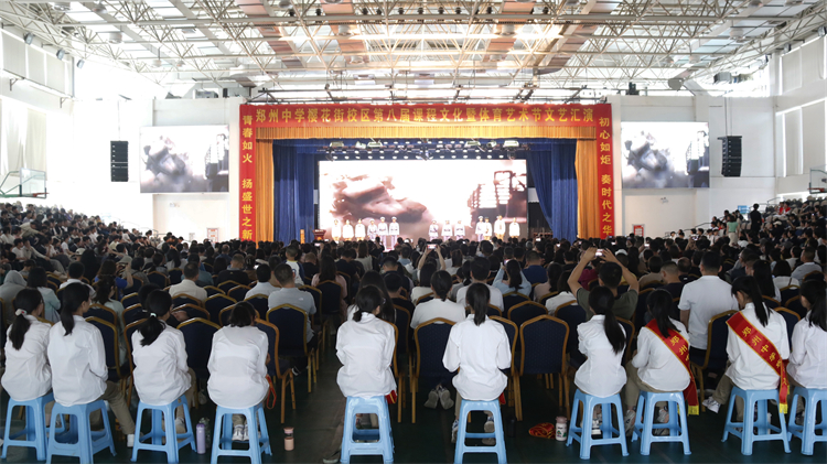 圖片12：體育館內(nèi)，學(xué)生和家長欣賞舞臺類課程展演.JPG