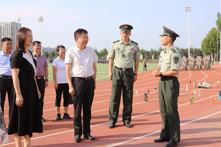 圖片5 校領(lǐng)導(dǎo)關(guān)心新生軍訓(xùn)情況.JPG